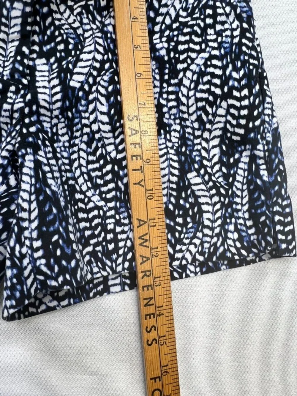 White House Black Market Womens Chino Shorts Flat Front Sz 4 Multi Feather Print
